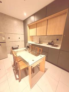 Three Master Bedroom Apartment Adjacent to University and Train - 5