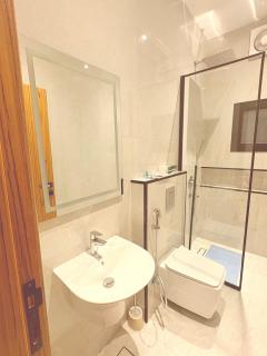 Three Master Bedroom Apartment Adjacent to University and Train - 4