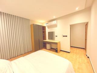 Three Master Bedroom Apartment Adjacent to University and Train - 3