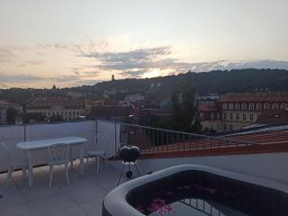 Skyline Jacuzzi Residence - 5