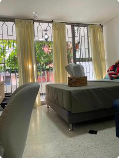 Loft cerca a Laureles, WIFI, cerca metro, con Balcón, GUARDA MALETAS GRATIS!! - 3