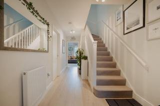 3 Bed House Business Sleeps 5 Location Wifi - 2