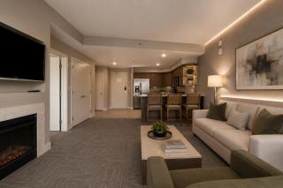 Family Suite at Platinum Hotel Balcony STRIP and Pool View - 8