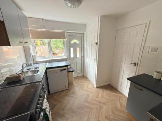 Spacious Group Stay- Families Choice -Huddersfield - Dishwasher- Parking - 1