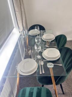 Spacious Group Stay- Families Choice -Huddersfield - Dishwasher- Parking - 2
