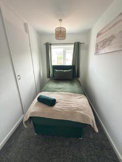 Spacious Group Stay- Families Choice -Huddersfield - Dishwasher- Parking - 6