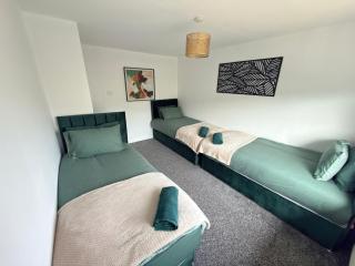 Spacious Group Stay- Families Choice -Huddersfield - Dishwasher- Parking - 7