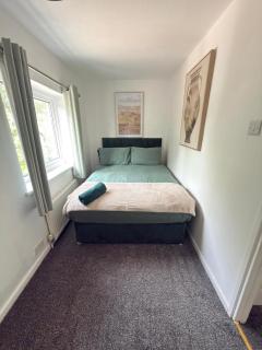Spacious Group Stay- Families Choice -Huddersfield - Dishwasher- Parking - 8