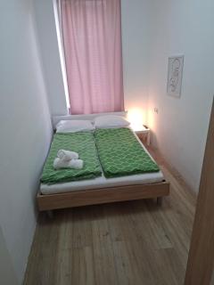 Cozy Budget Friendly Rooms Near Danube & 15 Mins to Vienna Center - 4