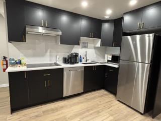 Luxury Basement suite near to YYC airport - 9