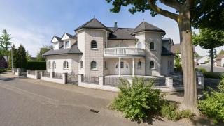 Villa - 9 Schlafzimmer - 2 Wohnzimmer - 3 Küchen - Garten - 0