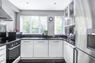 Premium 3-Bed, 2-Bath Apt in Blackheath with Parking - 3