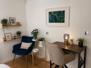 Premium 3-Bed, 2-Bath Apt in Blackheath with Parking - 1