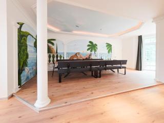 Villa - 9 Schlafzimmer - 2 Wohnzimmer - 3 Küchen - Garten - 4
