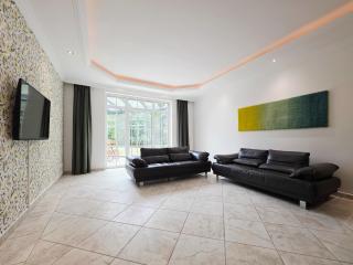 Villa - 9 Schlafzimmer - 2 Wohnzimmer - 3 Küchen - Garten - 7