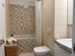 V'One - Bright & Spacious Apartment - Free Parking - 2