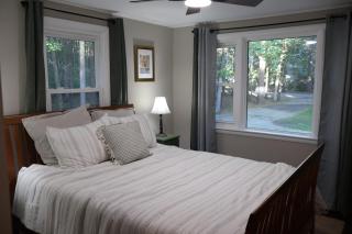 Bright & Cozy Woodland Home In Foxborough - 4