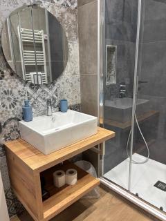 Zaro Suites Apartments - 6