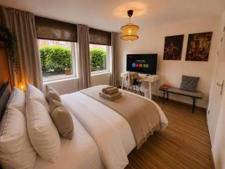 Luxury Studio with Free Parking Near City Center - 0