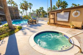 2BR Half Block to Beach, Pool Hot Tub Patio SPI - 7