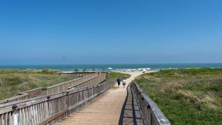 Family Condo - Pool, Jacuzzi & BBQ - Walk to Beach - 3