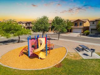 Family Home-mins from the LOOP with Hot Tub - 5