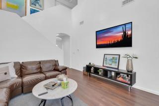 Family Home-mins from the LOOP with Hot Tub - 3