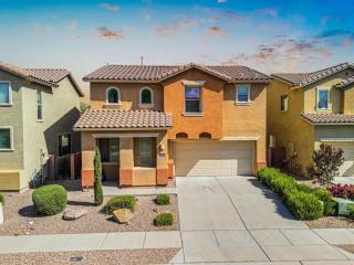 Family Home-mins from the LOOP with Hot Tub - 4