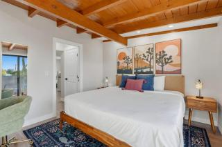 U of A Brick Gem with Hot Tub - 9