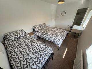 EMA Kegworth 3 bedrooms house 4 beds- private drive way - 5