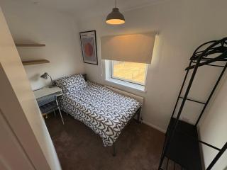 EMA Kegworth 3 bedrooms house 4 beds- private drive way - 2