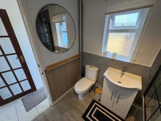 EMA Kegworth 3 bedrooms house 4 beds- private drive way - 1