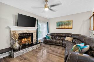 4BR Retreat with Office, Game Room, Deck and Huge Lawn! - 7