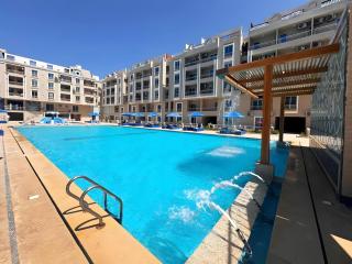 Hurghada Hub 2BR Pool View Apartment & Aqua Park - 5