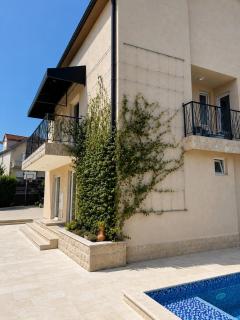 Private luxurious house with pool and garden - 8