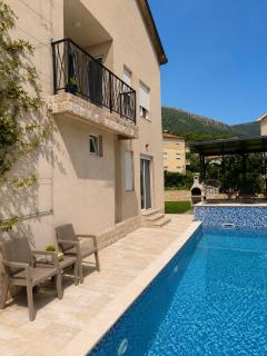 Private luxurious house with pool and garden - 9