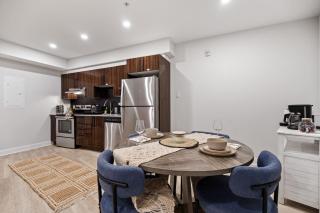 Spacious Luxury 1BR Apartment Walk to Restaurants & Shops - 7