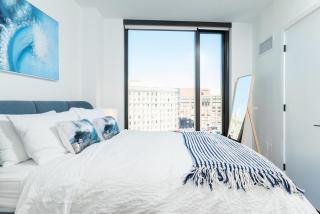 Back-Bay Central Condo w Roof top Gym & Parking - 9