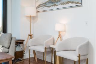 Back-Bay Central Condo w Roof top Gym & Parking - 2
