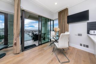 Sun Soaked Corner Apartment with Harbour View - 8