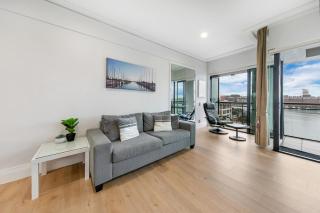 Sun Soaked Corner Apartment with Harbour View - 7