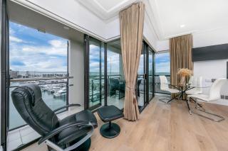 Sun Soaked Corner Apartment with Harbour View - 6