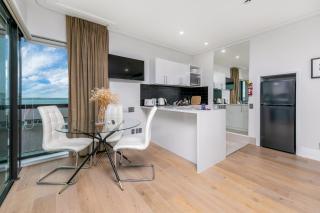 Sun Soaked Corner Apartment with Harbour View - 5