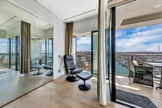 Sun Soaked Corner Apartment with Harbour View - 4
