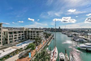 Sun Soaked Corner Apartment with Harbour View - 1