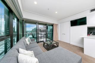 Sunlit Corner Apartment w/ Harbour Views - 8