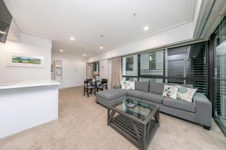 Sunlit Corner Apartment w/ Harbour Views - 7