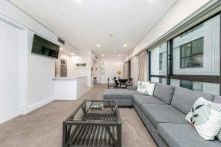 Sunlit Corner Apartment w/ Harbour Views - 5