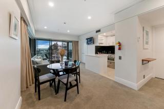 Sunlit Corner Apartment w/ Harbour Views - 4