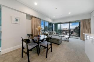 Sunlit Corner Apartment w/ Harbour Views - 2